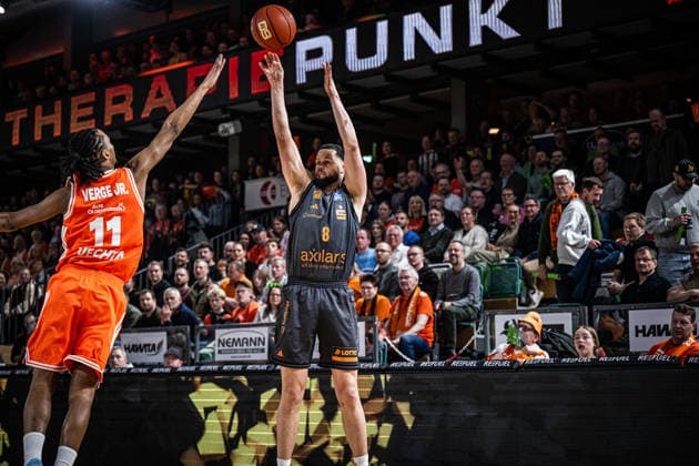 1. Basketball Bundesliga, easyCredit BBL, Saison 2025 2026, Herren, Hauptrunde, 25. Spieltag, 21.03.2026, RASTA Vechta - NINERS Chemnitz Jordan Schakel ( 8 - NINERS Chemnitz) beim Jumpshot Vechta RASTA Dome Niedersachsen Deutschland