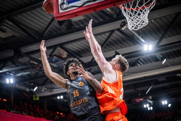 1. Basketball Bundesliga, easyCredit BBL, Saison 2025 2026, Herren, Hauptrunde, 25. Spieltag, 21.03.2026, RASTA Vechta - NINERS Chemnitz Roman Bedime ( 35 - NINERS Chemnitz) beim Korbleger Vechta RASTA Dome Niedersachsen Deutschland