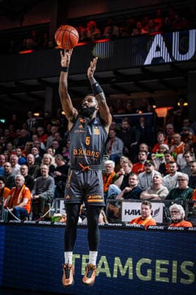 1. Basketball Bundesliga, easyCredit BBL, Saison 2025 2026, Herren, Hauptrunde, 25. Spieltag, 21.03.2026, RASTA Vechta - NINERS Chemnitz Corey Davis ( 5 - NINERS Chemnitz) beim Jumpshot Vechta RASTA Dome Niedersachsen Deutschland