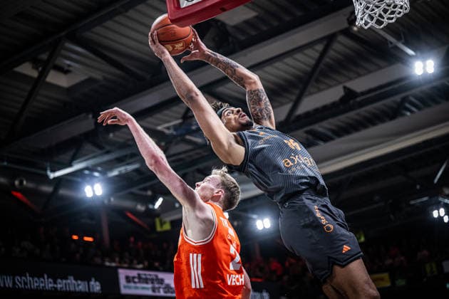 1. Basketball Bundesliga, easyCredit BBL, Saison 2025 2026, Herren, Hauptrunde, 25. Spieltag, 21.03.2026, RASTA Vechta - NINERS Chemnitz Roman Bedime ( 35 - NINERS Chemnitz) beim Korbleger Vechta RASTA Dome Niedersachsen Deutschland