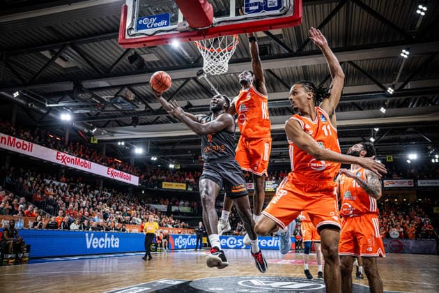 1. Basketball Bundesliga, easyCredit BBL, Saison 2025 2026, Herren, Hauptrunde, 25. Spieltag, 21.03.2026, RASTA Vechta - NINERS Chemnitz Amadou Sow ( 12 - NINERS Chemnitz) beim Korbleger Vechta RASTA Dome Niedersachsen Deutschland