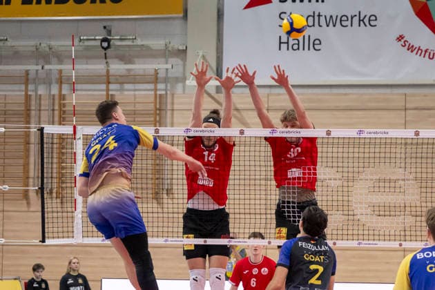 1.Volleyball Bundesliga -Saison 2025 2026 Cerebricks Volley Goats Mitteldeutschland vs.SV Warnemünde Halle, Deutschland 21. Maerz 2026: Im Bild:v.li.Clay Wieter (Bitterfeld), Jan-Philipp Krabel (Warnemuende) und Jan Wawrzyniak (Warnemuende) Halle Saale swh.Arena Sachsen-Anhalt Deutschland