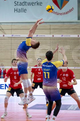 1.Volleyball Bundesliga -Saison 2025 2026 Cerebricks Volley Goats Mitteldeutschland vs.SV Warnemünde Halle, Deutschland 21. Maerz 2026: Im Bild:v.li.Bradley Merryweather (Warnemuende), Paul Stommel (Bitterfeld), Jan-Philipp Krabel (Warnemuende), Nick Breitenbach (Bitterfeld) und Joshua Glasbergen (Warnemuende) Halle Saale swh.Arena Sachsen-Anhalt Deutschland