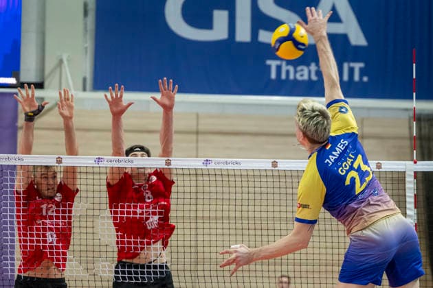 1.Volleyball Bundesliga -Saison 2025 2026 Cerebricks Volley Goats Mitteldeutschland vs.SV Warnemünde Halle, Deutschland 21. Maerz 2026: Im Bild:v.li.Joshua Glasbergen (Warnemuende), Gabriel Tyws (Warnemuende) und Samuel Schellenberg (Bitterfeld) Halle Saale swh.Arena Sachsen-Anhalt Deutschland