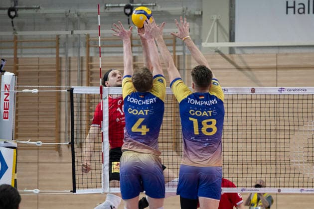 1.Volleyball Bundesliga -Saison 2025 2026 Cerebricks Volley Goats Mitteldeutschland vs.SV Warnemünde Halle, Deutschland 21. Maerz 2026: Im Bild:v.li.Jan-Philipp Krabel (Warnemuende), Tom Borchert (Bitterfeld) und Dax Tompkins (Bitterfeld) Halle Saale swh.Arena Sachsen-Anhalt Deutschland