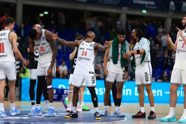Szene mit Cobe Williams (24; BMA365 Bamberg Baskets), Ibrahim Watson-Boye (2; BMA365 Bamberg Baskets) und Austin Crowley (85; BMA365 Bamberg Baskets) auf dem Spielfeld easyCredit BBL: MLP Academics Heidelberg – Bamberg Baskets Copyright: xSpeedshotx