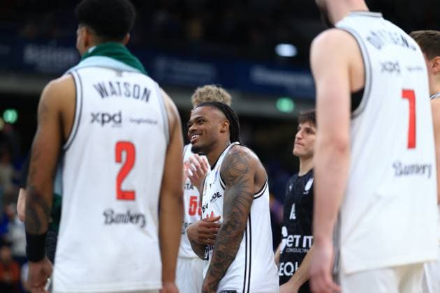 Szene mit Cobe Williams (24; BMA365 Bamberg Baskets) und Adrian Petkovic (15; BMA365 Bamberg Baskets) auf dem Spielfeld easyCredit BBL: MLP Academics Heidelberg – Bamberg Baskets Copyright: xSpeedshotx