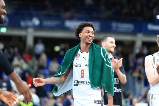 Szene mit Demarcus Demonia (8; BMA365 Bamberg Baskets) in weißem Trikot mit grünem Handtuch easyCredit BBL: MLP Academics Heidelberg – Bamberg Baskets Copyright: xSpeedshotx