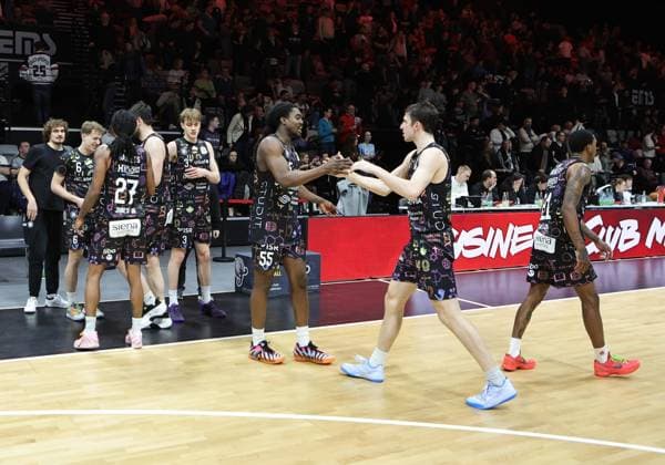 21.03.2026 - Basketball - Saison 2025 2026 - 2. Bundesliga Pro-A - 28. Spieltag: Nürnberg Falcons Basketball Club NBC - Uni Baskets Münster - Sportfoto Zink DaMa - xdaxmax - Jubel Freude nach Spielende - Mannschaft Team der Uni Baskets Münster freut sich Freude klatscht ab