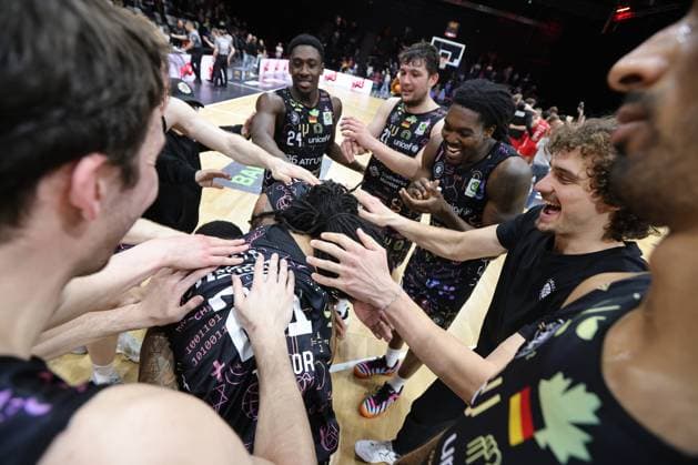 21.03.2026 - Basketball - Saison 2025 2026 - 2. Bundesliga Pro-A - 28. Spieltag: Nürnberg Falcons Basketball Club NBC - Uni Baskets Münster - Sportfoto Zink DaMa - xdaxmax - Jubel Freude nach Spielende - Mannschaft Team der Uni Baskets Münster feiert im Mannschaftskreis Teamkreis