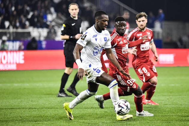 FOOTBALL : AJ Auxerre vs Stade Brestois 29 - Ligue 1 - JournÃ e 27 - 21 03 2026 Lamine Sy (AJ Auxerre) Pathe Mboup (Stade Brestois) AuxerreFrance  Copyright: xBaptistexAutissierx