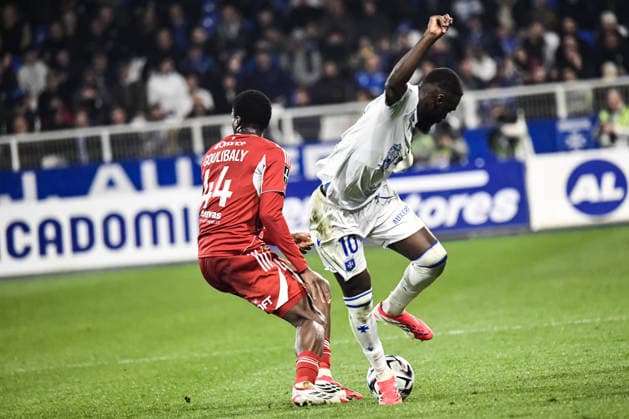 FOOTBALL : AJ Auxerre vs Stade Brestois 29 - Ligue 1 - JournÃ e 27 - 21 03 2026 SoumaÃ¯la Coulibaly (Stade Brestois) Lassine Sinayoko (AJ Auxerre) AuxerreFrance  Copyright: xBaptistexAutissierx