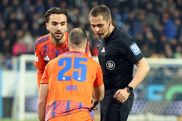 21.03.2026, xrekx, Fussball 2.Bundesliga, SV Darmstadt 98 - FC Schalke 04 v.l. Kenan Karaman (FC Schalke 04) Nikola Katic (FC Schalke 04) verletzt, Verletzung, Schmerz, Schmerzen, injured, injury, pain, pains Schiedsrichter Referee Robert Hartmann (DFL DFB REGULATIONS PROHIBIT ANY USE OF PHOTOGRAPHS as IMAGE SEQUENCES and or QUASI-VIDEO) Darmstadt