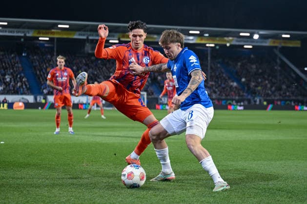21.03.2026, Fussball, 2. Bundesliga, Saison 2025 2026, 26. Spieltag, SV Darmstadt 98 - FC Schalke 04, Soufiane El-Faouzi (FC Schalke 04), Luca Marseiler (SV Darmstadt) , xRHR-FOTO YYx