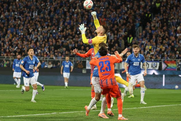 2025.03.21 xjfx Fussball 2.Bundesliga SV Darmstadt 98 - FC Schalke 04 v.l., Goalkeeper, Torwart Marcel Schuhen (SV Darmstadt 98) klärt den Ball vor Soufiane El-Faouzi (FC Schalke 04), in aktion, in action, (DFL DFB REGULATIONS PROHIBIT ANY USE OF PHOTOGRAPHS as IMAGE SEQUENCES and or QUASI-VIDEO)