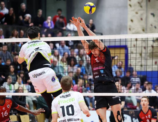21.03.2026, Deutschland, Ludwigsburg Volleyball Barock Volleys MTV Ludwigsburg vs. Helios Grizzyls Giesen., v.l. Miguel Sinfronio (Giesen), Jan Huber (LB)