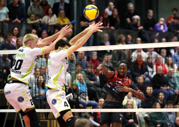 21.03.2026, Deutschland, Ludwigsburg Volleyball Barock Volleys MTV Ludwigsburg vs. Helios Grizzyls Giesen., v.l. Lars Migge, Miguel Sinfronio (Gießen), Nyherowo Omene (LB)