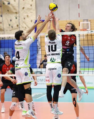 21.03.2026, Deutschland, Ludwigsburg Volleyball Barock Volleys MTV Ludwigsburg vs. Helios Grizzyls Giesen., v.l. Miguel Sinfronio (Giesen), Jan Röling (Giesen), Ben-Simon Bonin (LB)