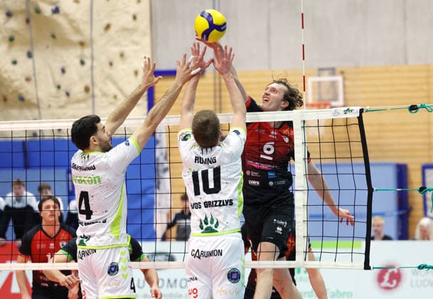 21.03.2026, Deutschland, Ludwigsburg Volleyball Barock Volleys MTV Ludwigsburg vs. Helios Grizzyls Giesen., v.l. Miguel Sinfronio (Giesen), Jan Röling (Giesen), Ben-Simon Bonin (LB)