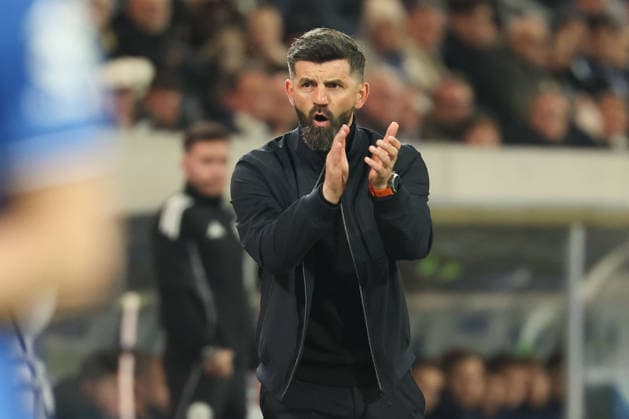 2025.03.21 xjfx Fussball 2.Bundesliga SV Darmstadt 98 - FC Schalke 04 v.l., hesdcoach Miron Muslic (FC Schalke 04) gibt Anweisungen, gestikuliert, mit den Armen gestikulieren gives instructions, gesticulate. (DFL DFB REGULATIONS PROHIBIT ANY USE OF PHOTOGRAPHS as IMAGE SEQUENCES and or QUASI-VIDEO)