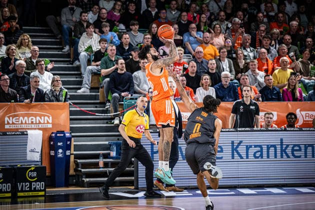1. Basketball Bundesliga, easyCredit BBL, Saison 2025 2026, Herren, Hauptrunde, 25. Spieltag, 21.03.2026, RASTA Vechta - NINERS Chemnitz Tevin Brown ( 10 - RASTA Vechta) beim Jumpshot Vechta RASTA Dome Niedersachsen Deutschland
