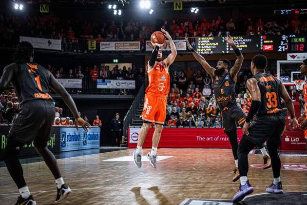 1. Basketball Bundesliga, easyCredit BBL, Saison 2025 2026, Herren, Hauptrunde, 25. Spieltag, 21.03.2026, RASTA Vechta - NINERS Chemnitz Tommy Kuhse ( 12 - RASTA Vechta) beim Jumpshot Vechta RASTA Dome Niedersachsen Deutschland