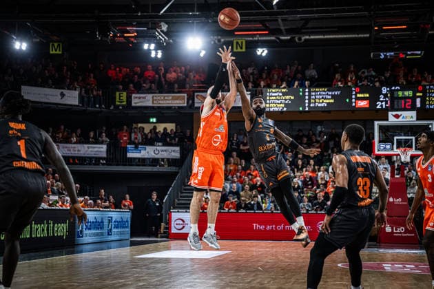1. Basketball Bundesliga, easyCredit BBL, Saison 2025 2026, Herren, Hauptrunde, 25. Spieltag, 21.03.2026, RASTA Vechta - NINERS Chemnitz Tommy Kuhse ( 12 - RASTA Vechta) beim Jumpshot Vechta RASTA Dome Niedersachsen Deutschland