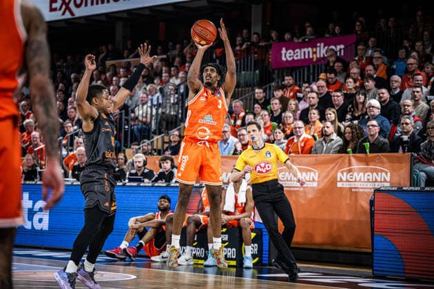 1. Basketball Bundesliga, easyCredit BBL, Saison 2025 2026, Herren, Hauptrunde, 25. Spieltag, 21.03.2026, RASTA Vechta - NINERS Chemnitz Malik Parsons ( 3 - RASTA Vechta) beim Jumpshot Vechta RASTA Dome Niedersachsen Deutschland