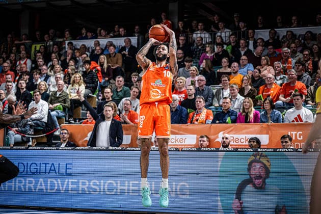 1. Basketball Bundesliga, easyCredit BBL, Saison 2025 2026, Herren, Hauptrunde, 25. Spieltag, 21.03.2026, RASTA Vechta - NINERS Chemnitz Tevin Brown ( 10 - RASTA Vechta) beim Jumpshot Vechta RASTA Dome Niedersachsen Deutschland