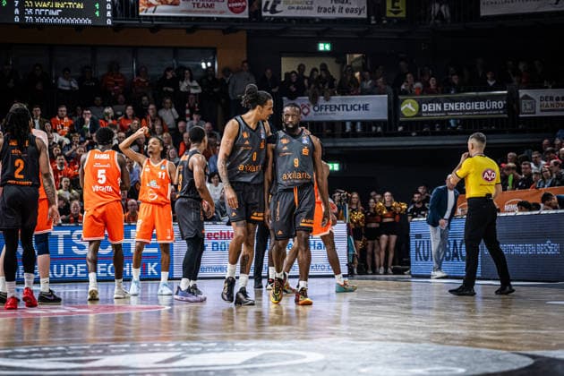 1. Basketball Bundesliga, easyCredit BBL, Saison 2025 2026, Herren, Hauptrunde, 25. Spieltag, 21.03.2026, RASTA Vechta - NINERS Chemnitz Kevin Yebo ( 0 - NINERS Chemnitz) und John Newman III ( 9 - NINERS Chemnitz) während der Partie Vechta RASTA Dome Niedersachsen Deutschland