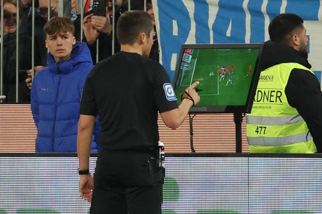 2025.03.21 xjfx Fussball 2.Bundesliga SV Darmstadt 98 - FC Schalke 04 v.l., Schiedsrichter Robert Hartmann schat sich die Aktion am Monitor, kein Tor (DFL DFB REGULATIONS PROHIBIT ANY USE OF PHOTOGRAPHS as IMAGE SEQUENCES and or QUASI-VIDEO)