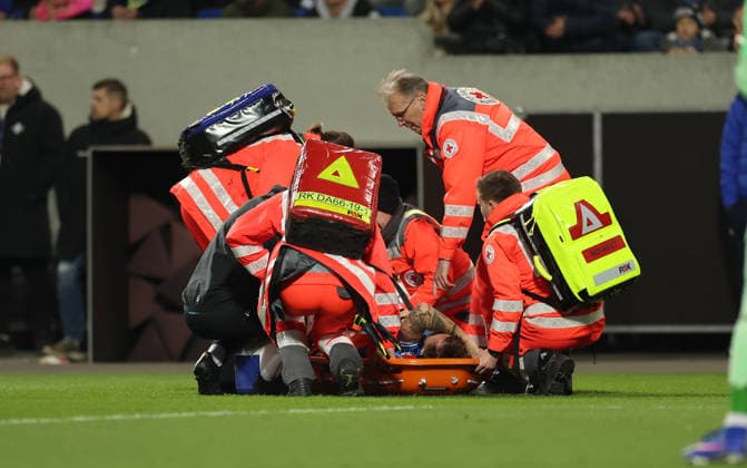 21.03.2026, Fussball 2. Bundesliga, SV Darmstadt 98 - FC Schalke 04, v.l., Luca Marseiler (SV Darmstadt 98) muss verletzt mit der Trage vom Platz getragen werden DFL DFB REGULATIONS PROHIBIT ANY USE OF PHOTOGRAPHS AS IMAGE SEQUENCES AND OR QUASI-VIDEO. xdcx