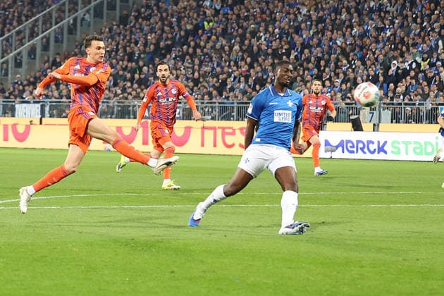 21.03.2026, xrekx, Fussball 2.Bundesliga, SV Darmstadt 98 - FC Schalke 04 v.l. Torschuss Dejan Ljubicic (FC Schalke 04) (DFL DFB REGULATIONS PROHIBIT ANY USE OF PHOTOGRAPHS as IMAGE SEQUENCES and or QUASI-VIDEO) Darmstadt
