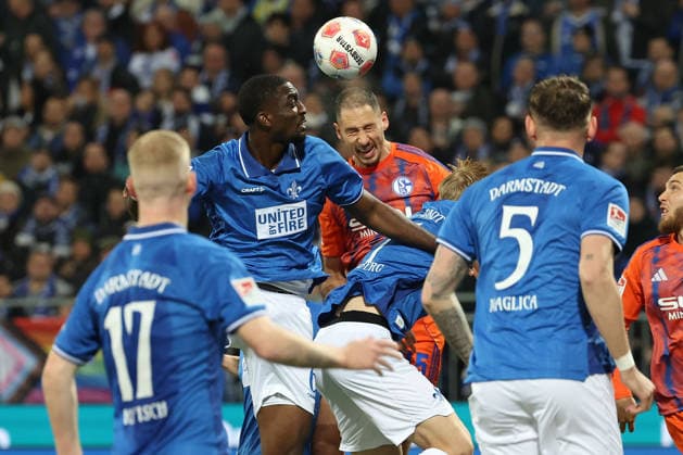 2025.03.21 xjfx Fussball 2.Bundesliga SV Darmstadt 98 - FC Schalke 04 v.l., Patric Pfeiffer (SV Darmstadt 98), Nikola Katic (FC Schalke 04) , Kopfball, Kopfballduell, aerial duel (DFL DFB REGULATIONS PROHIBIT ANY USE OF PHOTOGRAPHS as IMAGE SEQUENCES and or QUASI-VIDEO)