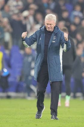 Everton v Chelsea, Premier League Everton Manager David Moyes applauds the fans during the Premier League match between Everton and Chelsea at Hill Dickinson Stadium, Liverpool, UK on 21 March 2026. Liverpool Hill Dickinson Stadium Merseyside UK Editorial use only DataCo restrictions apply See www.football-dataco.com , Copyright: xAlunxRobertsx PSI-23944-0119