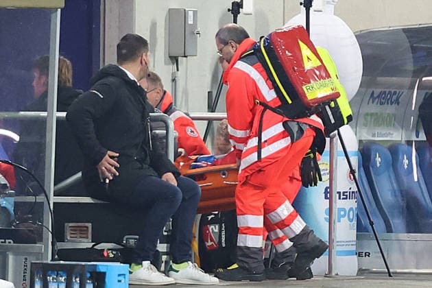 21.03.2026, xrekx, Fussball 2.Bundesliga, SV Darmstadt 98 - FC Schalke 04 v.l. Luca Marseiler (SV Darmstadt 98) verletzt, Verletzung, Schmerz, Schmerzen, injured, injury, pain, pains Auswechslung ,Trage (DFL DFB REGULATIONS PROHIBIT ANY USE OF PHOTOGRAPHS as IMAGE SEQUENCES and or QUASI-VIDEO) Darmstadt