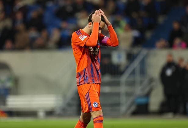 21.03.2026, Fussball 2. Bundesliga, SV Darmstadt 98 - FC Schalke 04, v.l., Kenan Karaman (FC Schalke 04) enttaeuscht, enttaeuscht schauend, dissapointed, traurig, frustiert, frust, gefrustet, frustrated DFL DFB REGULATIONS PROHIBIT ANY USE OF PHOTOGRAPHS AS IMAGE SEQUENCES AND OR QUASI-VIDEO. xdcx