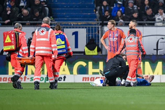 21.03.2026, Fussball, 2. Bundesliga, Saison 2025 2026, 26. Spieltag, SV Darmstadt 98 - FC Schalke 04, Luca Marseiler (SV Darmstadt) muss verletzt vom Platz und wird mit einer Trage runtergebracht, xRHR-FOTO YYx