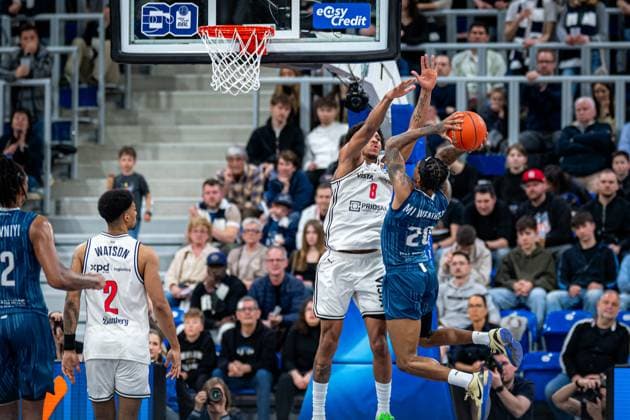 Spielaktion mit Michael Weathers (20; MLP Academics Heidelberg) und Demarcus Demonia (8; BMA365 Bamberg Baskets) am Korb, Ibrahim Watson-Boye (2; BMA365 Bamberg Baskets) im Hintergrund easyCredit BBL: MLP Academics Heidelberg – Bamberg Baskets Copyright: xSpeedshotx