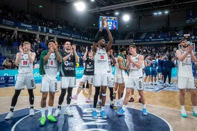 Szene mit Ejiofor Onu (35; BMA365 Bamberg Baskets), Finn Döntgens (7; BMA365 Bamberg Baskets), Demarcus Demonia (8; BMA365 Bamberg Baskets), Daniel Keppeler (31; BMA365 Bamberg Baskets), Nico Höllerl (55; BMA365 Bamberg Baskets), Richard Balint (11; BMA365 Bamberg Baskets) und Adrian Petkovic (15; BMA365 Bamberg Baskets) auf dem Spielfeld easyCredit BBL: MLP Academics Heidelberg – Bamberg Baskets Copyright: xSpeedshotx