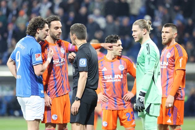 21.03.2026, xtvx, Fussball 2.Bundesliga, SV Darmstadt 98 - FC Schalke 04 v.l. Fraser Hornby (SV Darmstadt 98) Kenan Karaman (FC Schalke 04) Schiedsrichter Rafael Foltyn Soufiane El-Faouzi (FC Schalke 04) Loris Karius (FC Schalke 04) Hasan Kurucay (FC Schalke 04) (DFL DFB REGULATIONS PROHIBIT ANY USE OF PHOTOGRAPHS as IMAGE SEQUENCES and or QUASI-VIDEO) Darmstadt