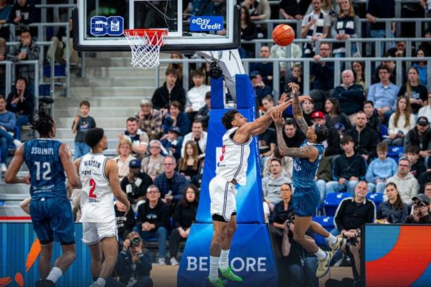 Spielaktion mit Osun Osunniyi (12; MLP Academics Heidelberg), Ibrahim Watson-Boye (2; BMA365 Bamberg Baskets) und Adrian Petkovic (15; BMA365 Bamberg Baskets) am Korb easyCredit BBL: MLP Academics Heidelberg – Bamberg Baskets Copyright: xSpeedshotx