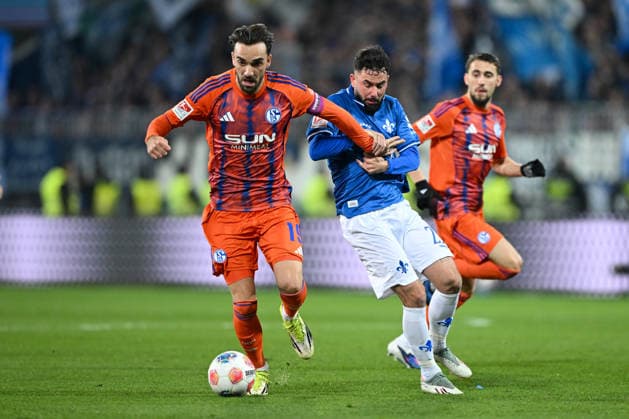 Kenan Karaman (FC Schalke 04, 19) im Zweikampf mit Marco Richter (SV Darmstadt 1898, 23). GER, SV Darmstadt 98 vs. FC Schalke 04, Fussball 2. Bundesliga, 27. Spieltag, Saison 2025 2026, 21.03.2026. DFL regulations prohibit any use of photographs as image sequences and or quasi-video GER, SV Darmstadt 98 vs. FC Schalke 04, Fussball 2. Bundesliga, 27. Spieltag, Saison 2025 2026, 21.03.2026. Darmstadt