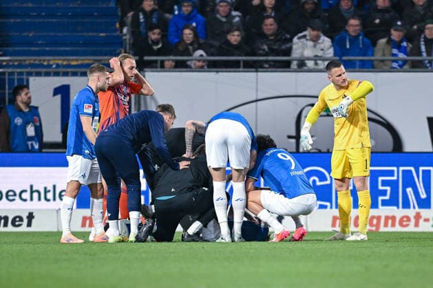 21.03.2026, Fussball, 2. Bundesliga, Saison 2025 2026, 26. Spieltag, SV Darmstadt 98 - FC Schalke 04, Luca Marseiler (SV Darmstadt) muss verletzt vom Platz und wird mit einer Trage runtergebracht, xRHR-FOTO YYx