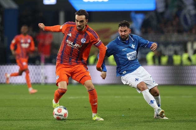 2025.03.21 xjfx Fussball 2.Bundesliga SV Darmstadt 98 - FC Schalke 04 v.l., Kenan Karaman (FC Schalke 04), Marco Richter (SV Darmstadt 98) zweikampf, action, aktion, battles for the Ball (DFL DFB REGULATIONS PROHIBIT ANY USE OF PHOTOGRAPHS as IMAGE SEQUENCES and or QUASI-VIDEO)