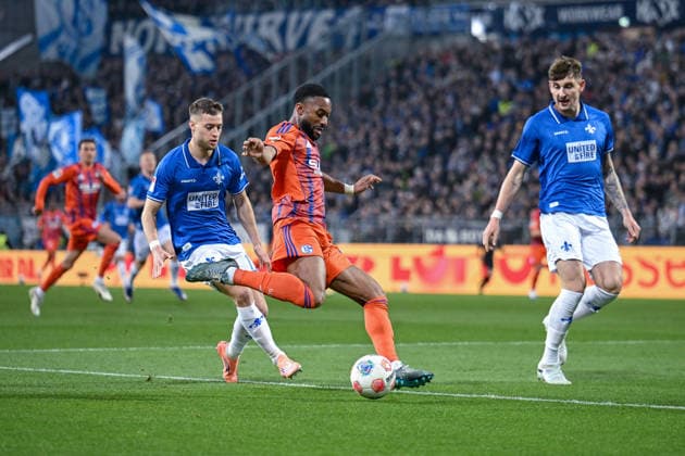 21.03.2026, Fussball, 2. Bundesliga, Saison 2025 2026, 26. Spieltag, SV Darmstadt 98 - FC Schalke 04, Fabian Nürnberger (SV Darmstadt), Moussa Sylla (FC Schalke 04) xRHR-FOTO YYx