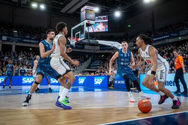 Szene mit Mateo Seric (21; MLP Academics Heidelberg), Austin Crowley (85; BMA365 Bamberg Baskets), Ryan Mikesell (33; MLP Academics Heidelberg) und Moritz Krimmer (27; BMA365 Bamberg Baskets) easyCredit BBL: MLP Academics Heidelberg – Bamberg Baskets Copyright: xSpeedshotx