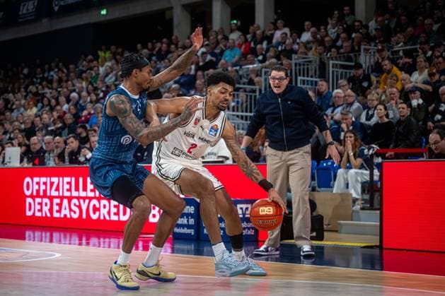 Szene mit Michael Weathers (20; MLP Academics Heidelberg) und Ibrahim Watson-Boye (2; BMA365 Bamberg Baskets) sowie Carlo Finetti (999; MLP Academics Heidelberg) und Johannes Hübner (996; MLP Academics Heidelberg) am Spielfeldrand easyCredit BBL: MLP Academics Heidelberg – Bamberg Baskets Copyright: xSpeedshotx
