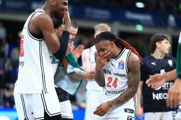 Szene mit Cobe Williams (24; BMA365 Bamberg Baskets) und Teamkollegen easyCredit BBL: MLP Academics Heidelberg – Bamberg Baskets Copyright: xSpeedshotx