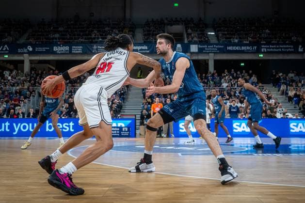 Szene mit Mateo Seric (21; MLP Academics Heidelberg) und Osun Osunniyi (12; MLP Academics Heidelberg) in Aktion auf dem Spielfeld easyCredit BBL: MLP Academics Heidelberg – Bamberg Baskets Copyright: xSpeedshotx